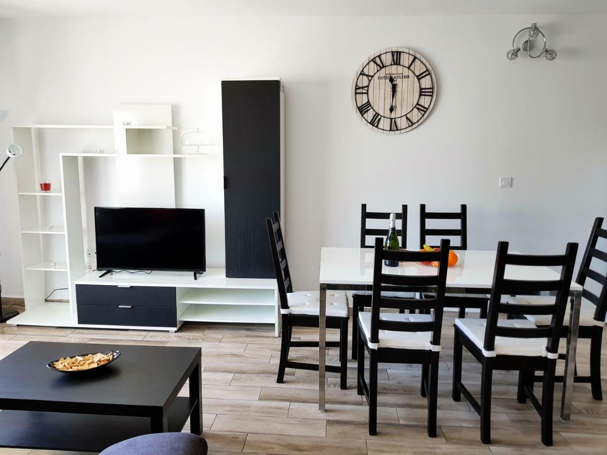Luxury 2 Bedroom Apt 50 M From Beach Mogan Bagian luar foto